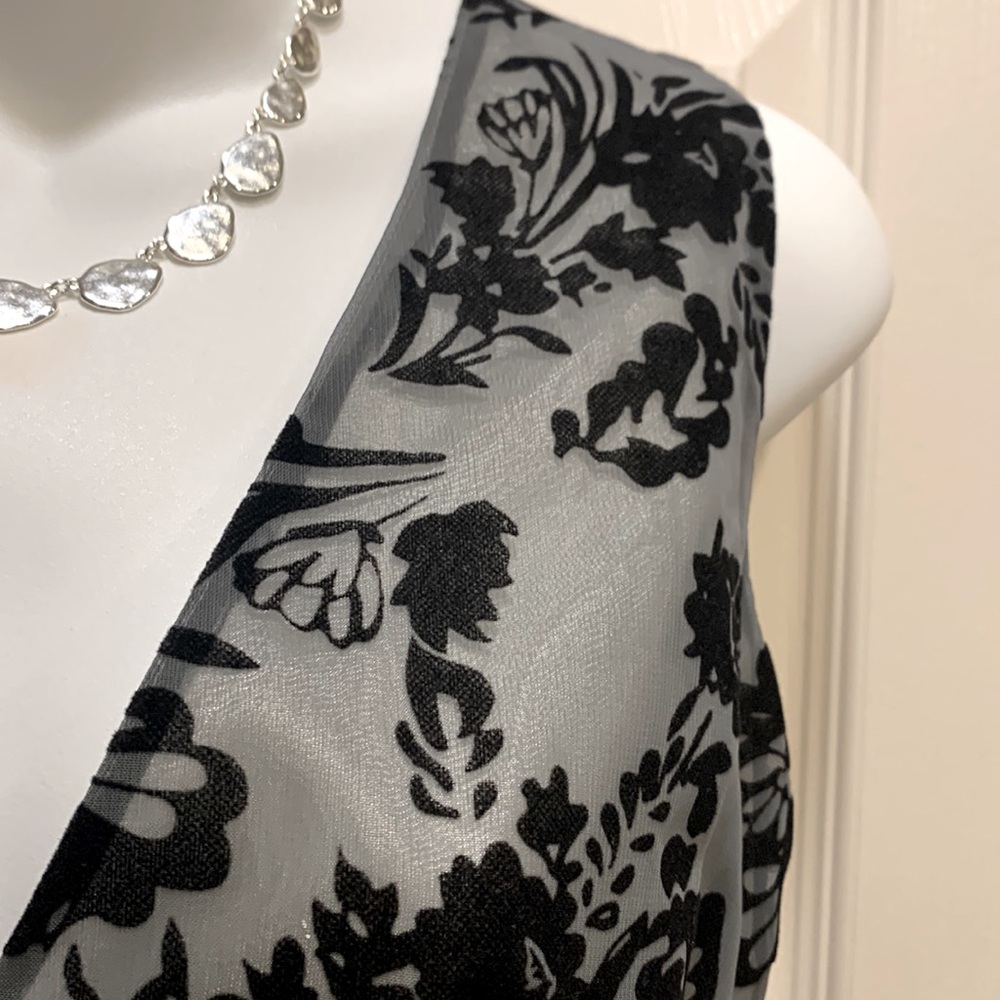 Floral mesh pleated bottom blouse - Picture 3 of 8